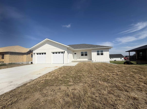 984 15th Cir NE, Sioux Center, IA 51250