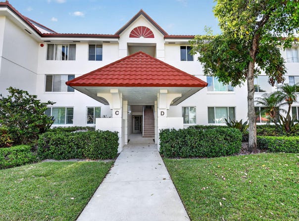 104 Half Moon Circle, Hypoluxo, FL 33462