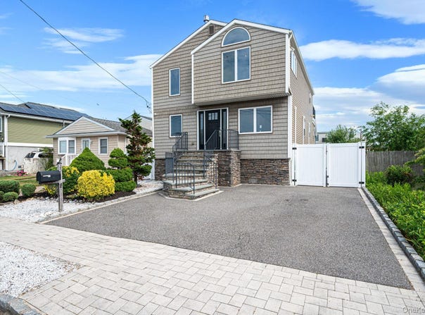 25 E Seacrest Avenue, Lindenhurst, NY 11757