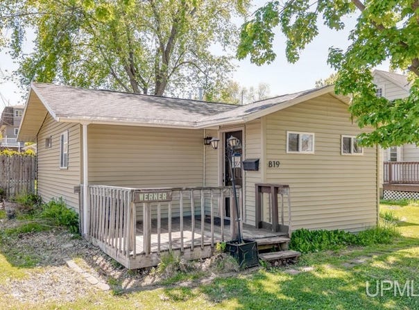 819 E C Street, Iron Mountain, MI 49801