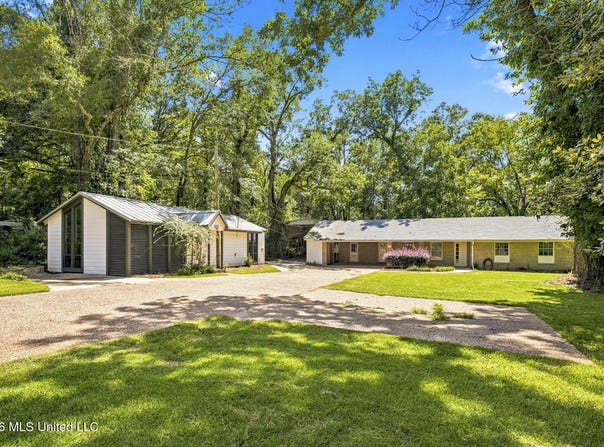 402 W Main Street, Raymond, MS 39154