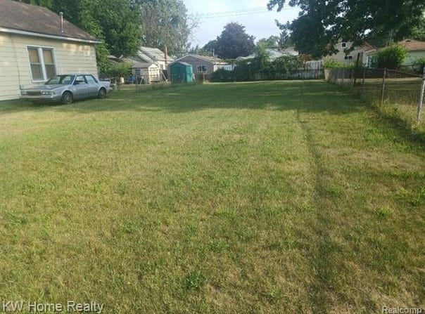1147 E Granet Avenue, Hazel Park, MI 48030