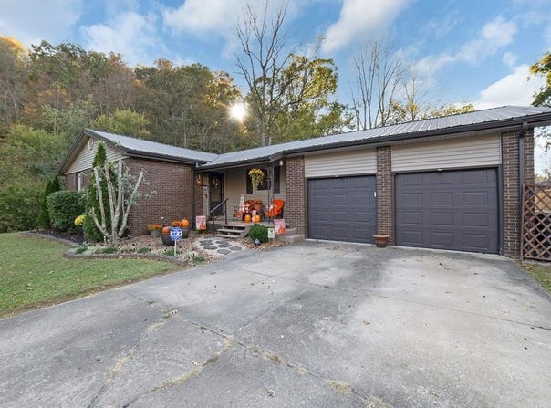2731 E 40, Paintsville, KY 41240