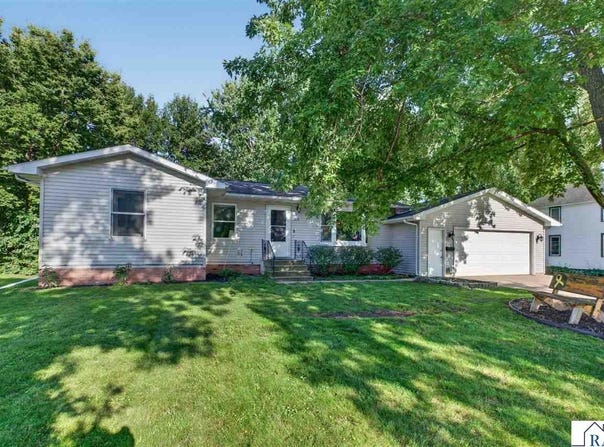 618 N 1 Street, Waterville, MN 56096