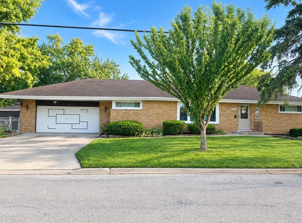 201 S Yale Avenue, Addison, IL 60101