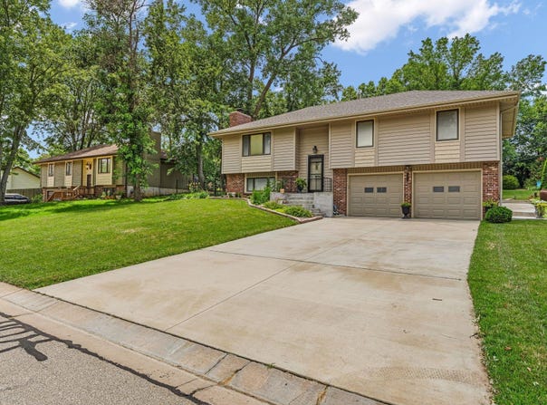 2219 SE Stinson DR, Tecumseh, KS 66542