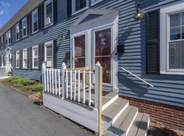 4 Rowells Ct, Amesbury, MA 01913
