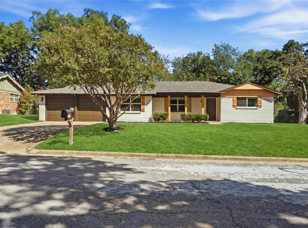 516 Caduceus Lane, Hurst, TX 76053
