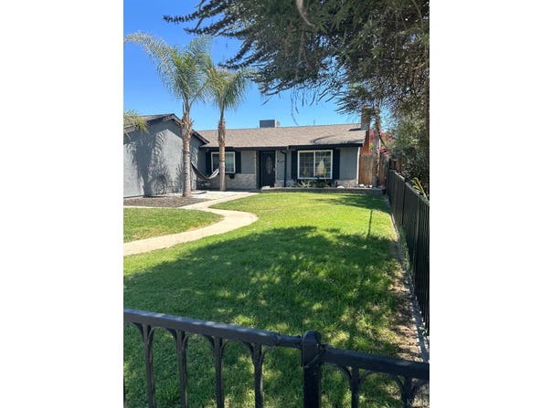 1073 Salem Drive, Hanford, CA 93230