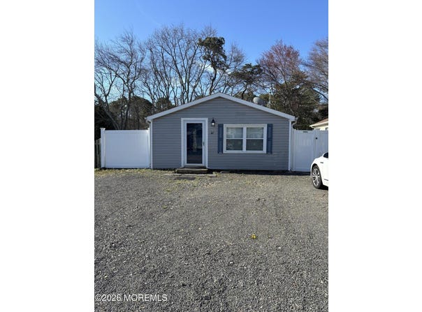 42 Central Avenue, Waretown, NJ 08758