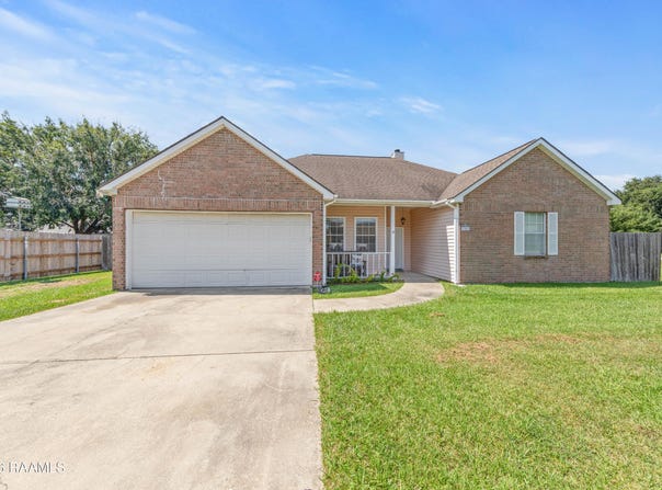 100 Longleaf Drive, Broussard, LA 70518