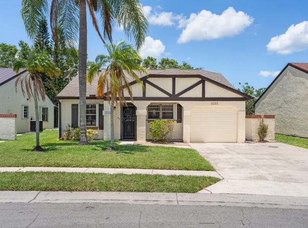 2225 SE Barrington Street, FL 34952