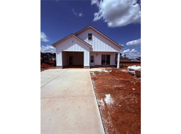 1101 Clara Dr E, Valley, AL 36854