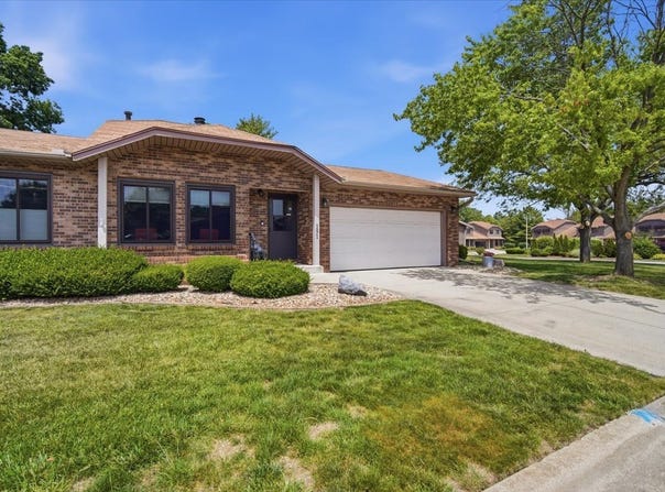 151 Manor Circle, Bloomington, IL 61701