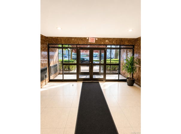 131-11 kew gardens Road, Richmond Hill, NY 11418