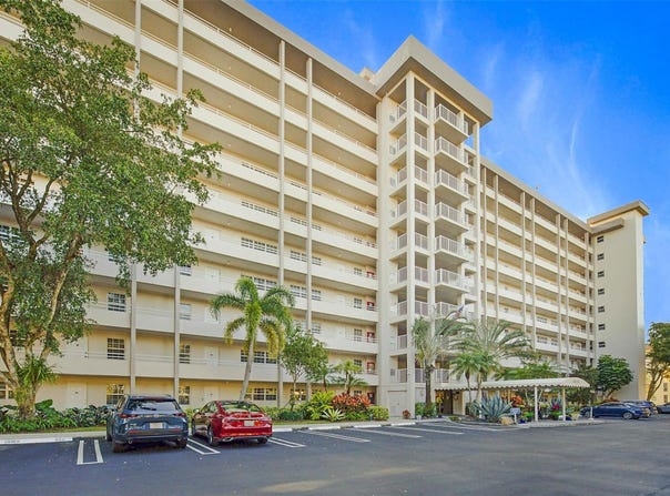 575 Oaks Lane, Pompano Beach, FL 33069