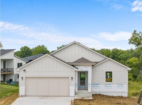 2002 SE Oak Ridge Drive, Oak Grove, MO 64075