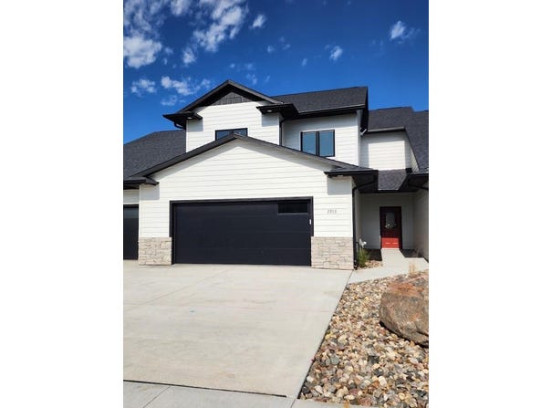 2913 Jenny Cir, Yankton, SD 57078