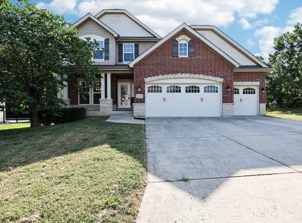 5499 Creek Pass Dr, Saint Charles, MO 63304