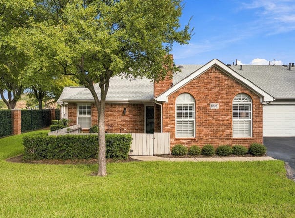 1002 Bridges Drive, Arlington, TX 76012