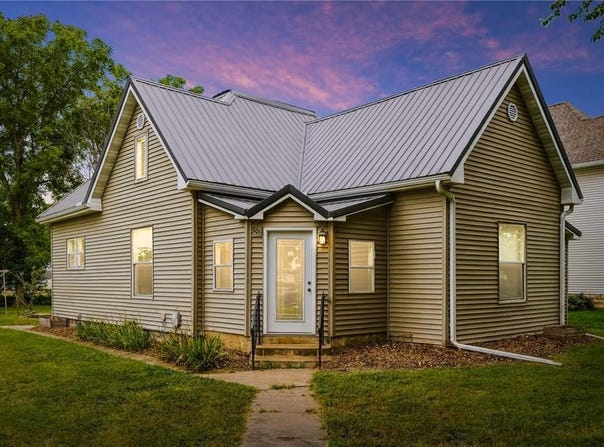 103 E Broadway St, Stanwood, IA 52337