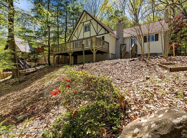 138 Sandstone Drive, Dingmans Ferry, PA 18328