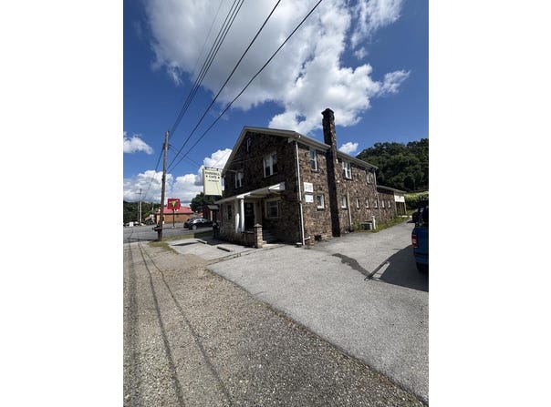 218 Parkhill Dr, Parkhill, PA 15945