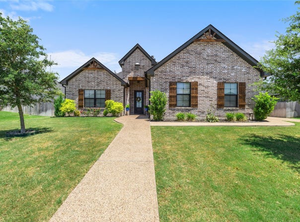 932 Gallant Fox Road, Hewitt, TX 76643