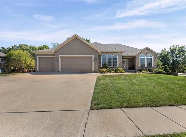 201 E PEACH TREE Lane, Gardner, KS 66030