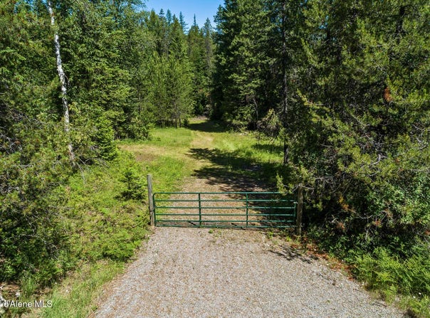 306 Pinewood Ln, Cocolalla, ID 83813