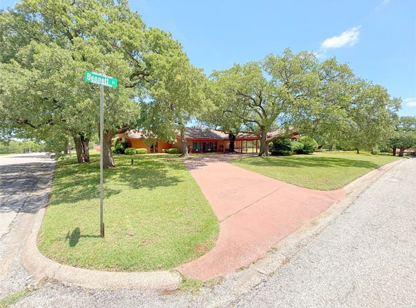 905 Bennett Drive, Bowie, TX 76230
