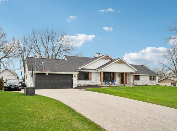 W305N5280 Gail Ln, Hartland, WI 53029