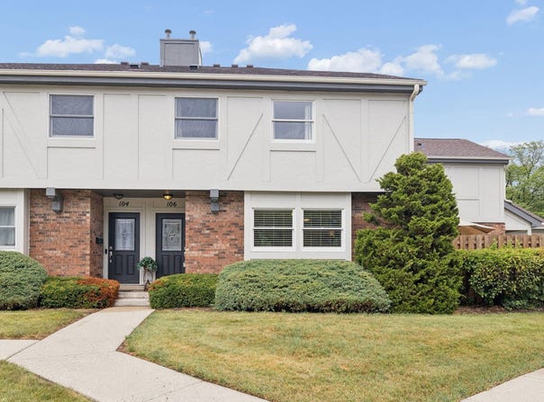 106 Queens Cove, Barrington, IL 60010