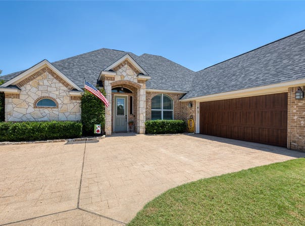 2821 Willow Ridge Circle, Granbury, TX 76049