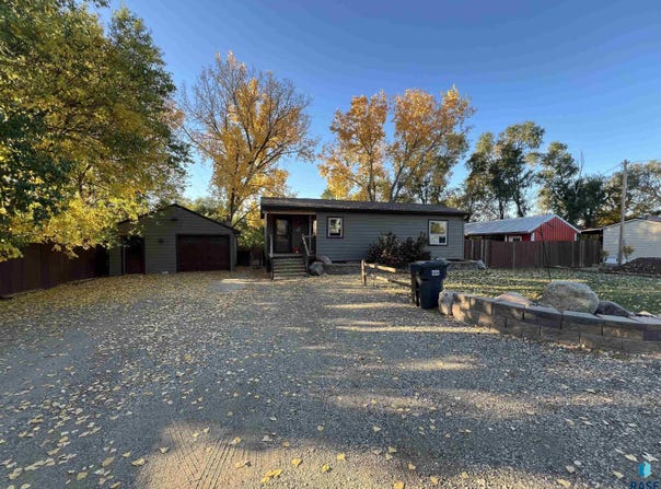 409 W 2ND St, Oacoma, SD 57365