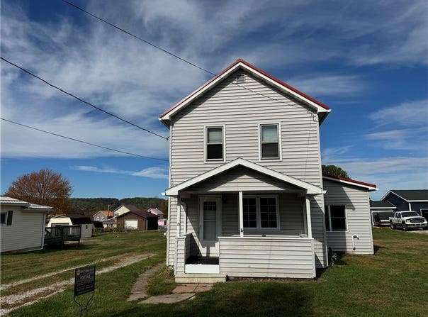 70 9th St, Lucernemines, PA 15754