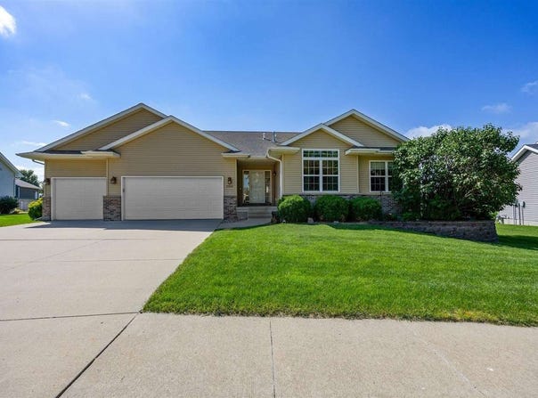 2050 Hillside Dr, Ely, IA 52227