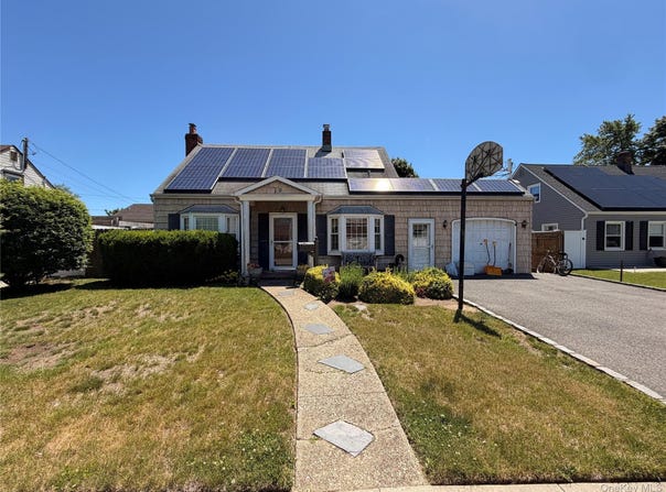 19 Surrey Lane, Levittown, NY 11756
