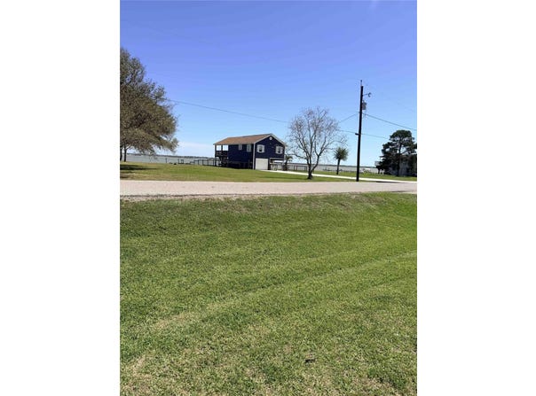 1912 Bayview Dr, Palacios, TX 77465
