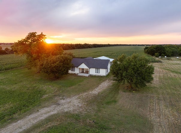 300 Grellhesl, West, TX 76691