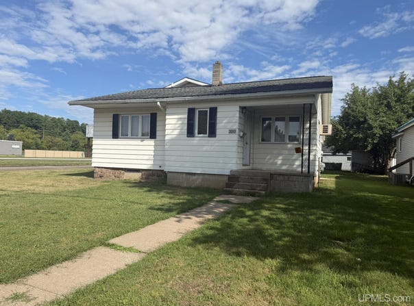 300 E Smith Street, Iron Mountain, MI 49801