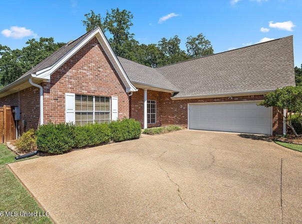 728 Woodrun Drive, Pearl, MS 39208
