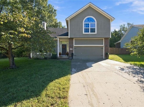 18207 Rollins Drive, Smithville, MO 64089