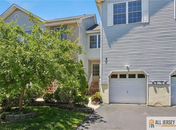 40 Lakeview Drive, Helmetta, NJ 08828