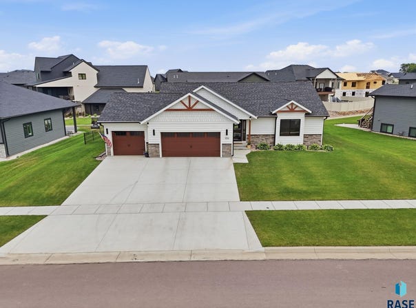 1014 Tee Off Trl, Dell Rapids, SD 57022-2136