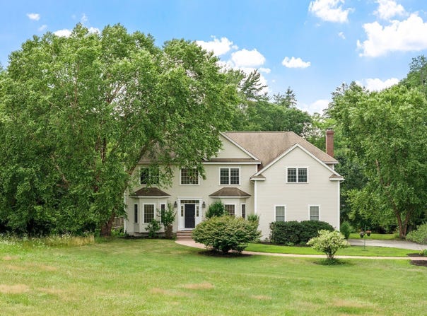 18 Lawrence St, Pepperell, MA 01463