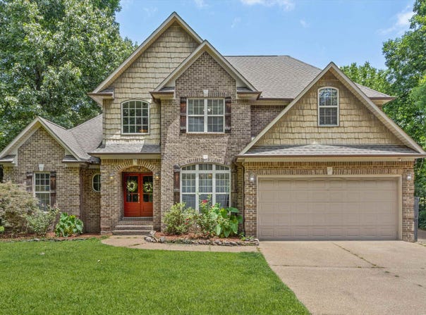 104 SPRINGBROOK Dr, Jackson, TN 38305-6230