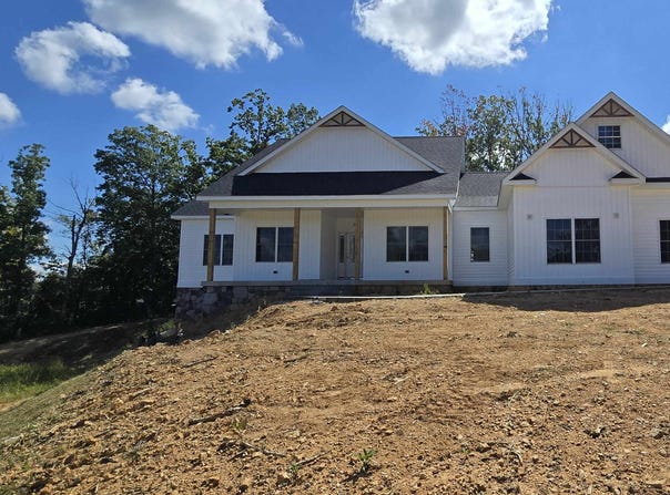 12 VALLEY MANOR DR, STAUNTON, VA 24401