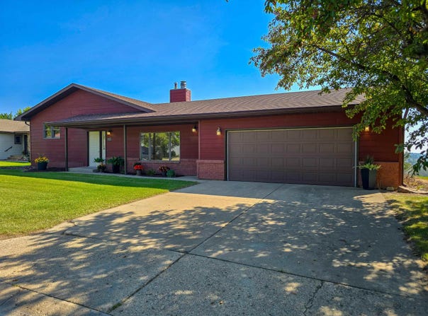 1512 Glacial Dr, Minot, ND 58703