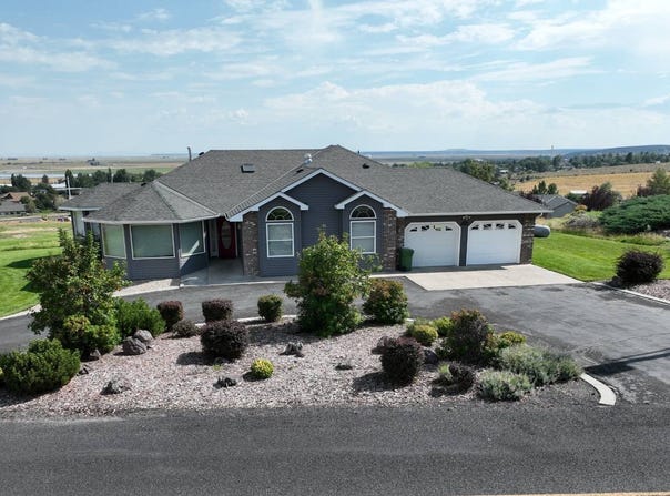 706 Knight Drive, Hines, OR 97738